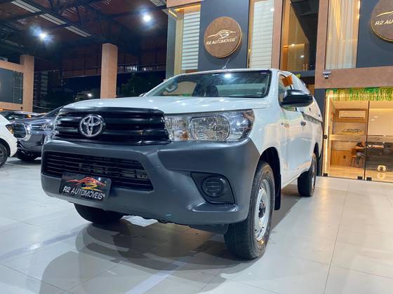 TOYOTA HILUX 2.8 D-4D TURBO DIESEL CS 4X4 MANUAL TOYOTA HILUX 2.8 D-4D TURBO DIESEL CS 4X4 MANUAL